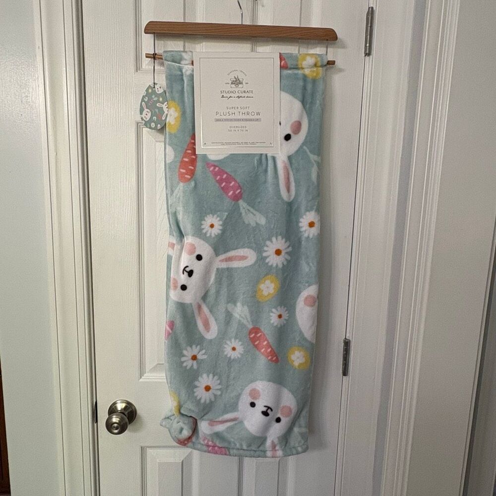 Studio Curate Super Soft Plush Throw – Bunny & Carrot Spring Blanket 50x70